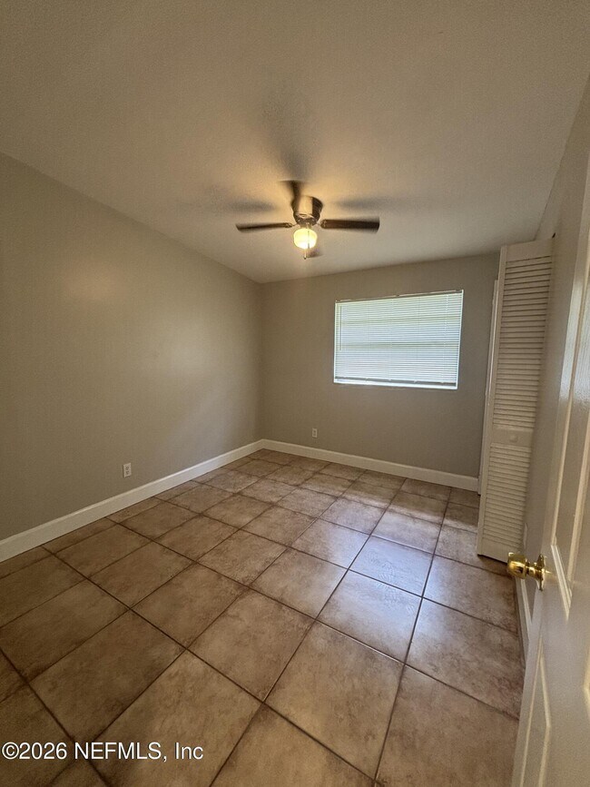Building Photo - 2842 Tulip Cir E