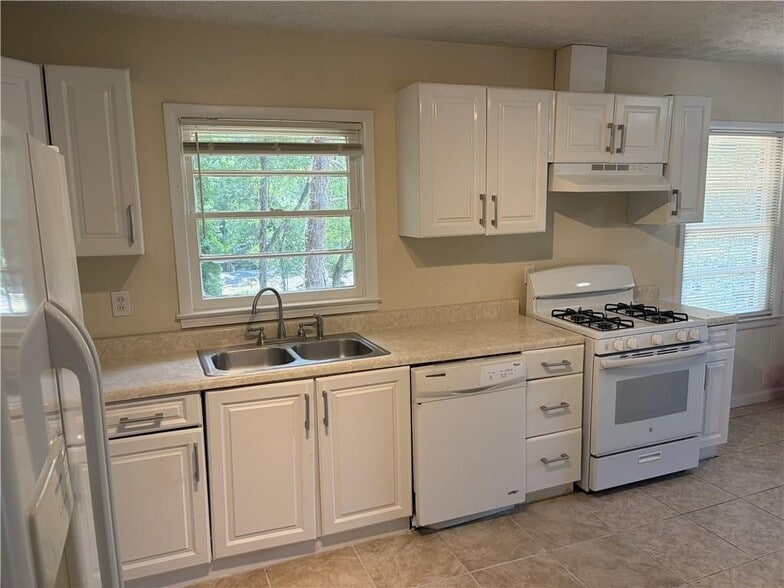 Building Photo - 2064 Montrose Dr