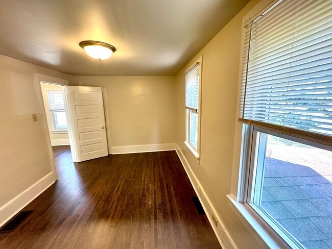 Building Photo - Gorgeous 3 Bedroom UPDATED Single Family Home
