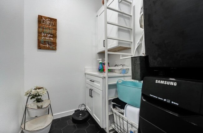 Building Photo - 12016 Savannah Ave