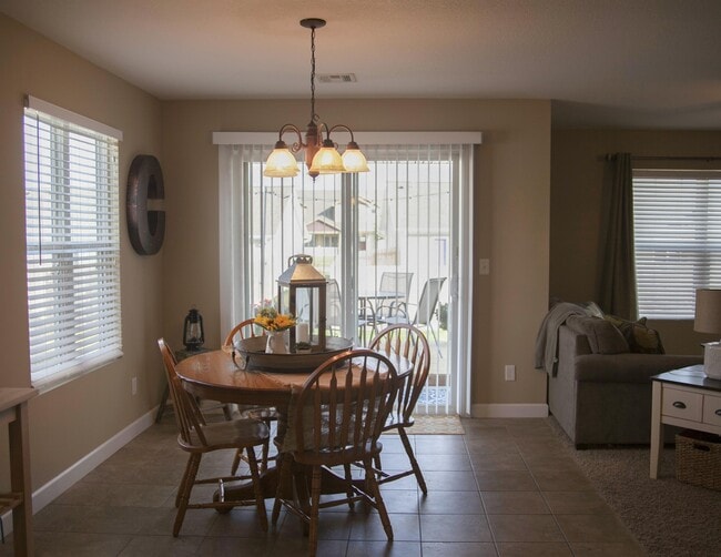 Building Photo - 516 Stone Pointe Dr