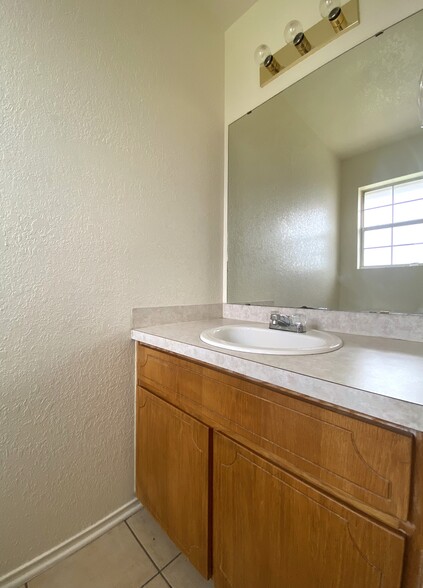 Building Photo - 4200 Deek Dr