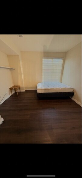 Building Photo - 13744 Dellbrook St