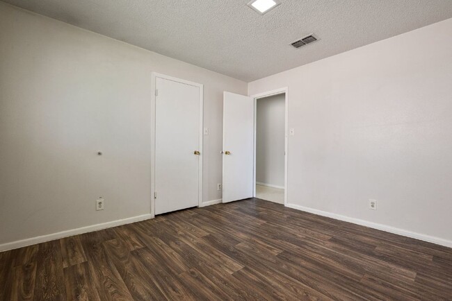 Building Photo - 4913 Westlake Dr