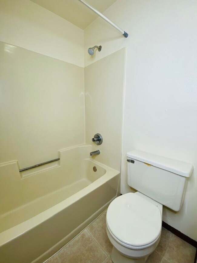 Building Photo - Spacious 1 Bedroom 1 Bath Upper Apartment Available Now!