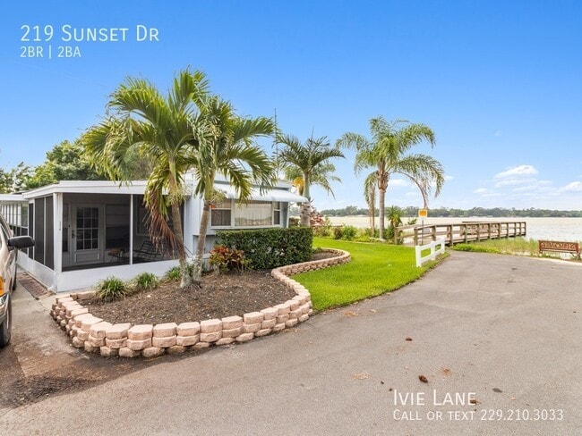 Building Photo - 219 Sunset Dr