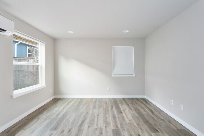 Building Photo - Charming Private 2BD/1BA DADU in Tacoma – $2,250/mo