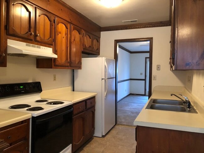 Building Photo - SPACIOUS TOWNHOME IN CENTRAL LOCATION