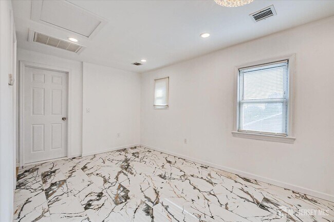 Building Photo - 385 Pierson Ave