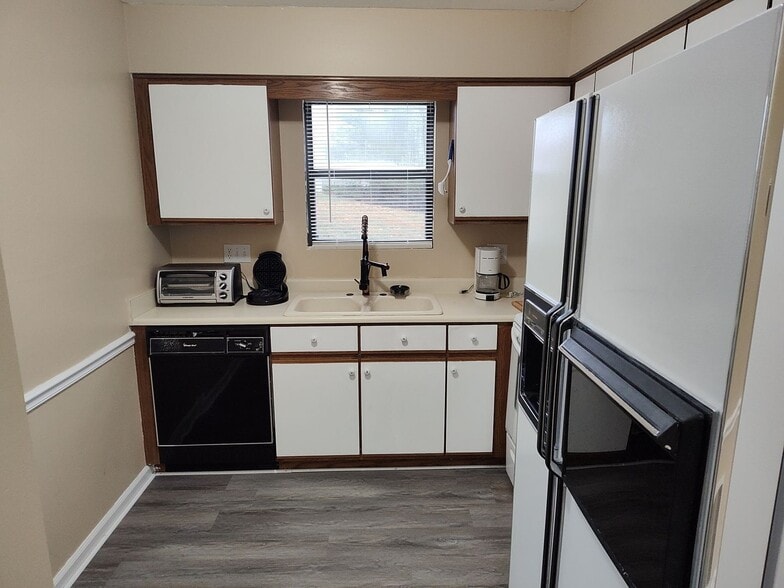 Building Photo - 301 Abbey Cir