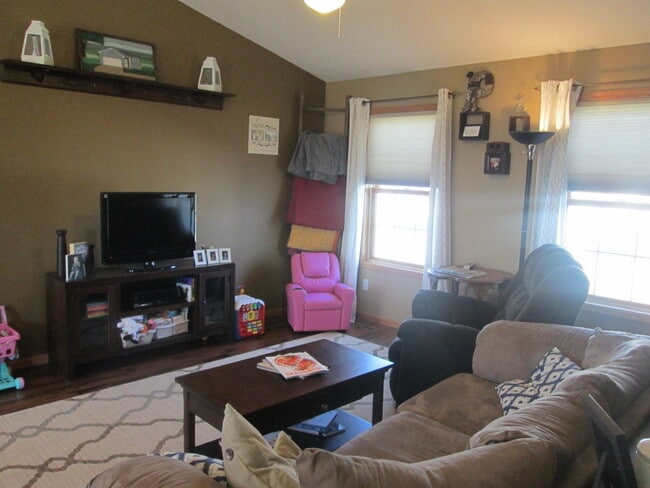 Building Photo - Beautiful 4 Bedroom Available For Rent!