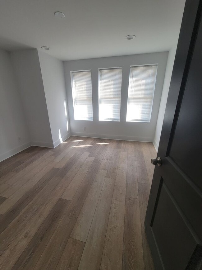Building Photo - Fully beautiful rehab 4 bed 2.5 bath secti...