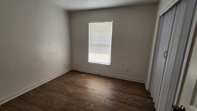 Building Photo - Renovated 4/2 Home Tampa Available Now