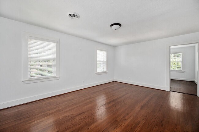 Building Photo - 819 Weedon St