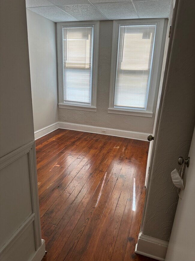 Building Photo - 1914 E Hazzard St