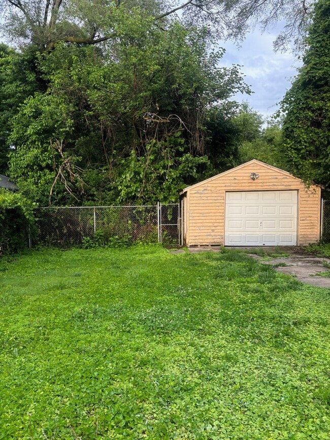 Building Photo - New remodeled rental home in Louisville KY