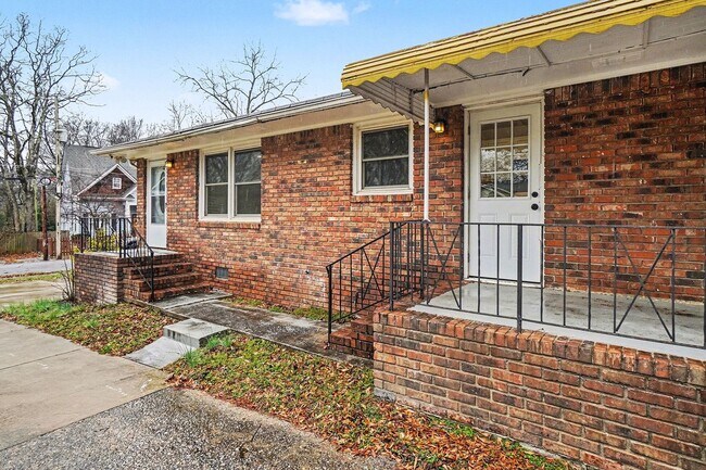 Building Photo - Nice 2BR/1BA Duplex in East Point!