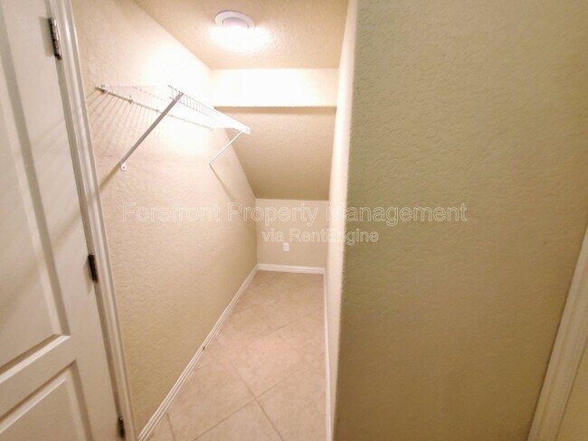 Building Photo - 11927 Jasmine Way