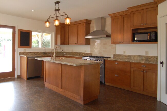 Building Photo - 3032 Glenhurst Ave