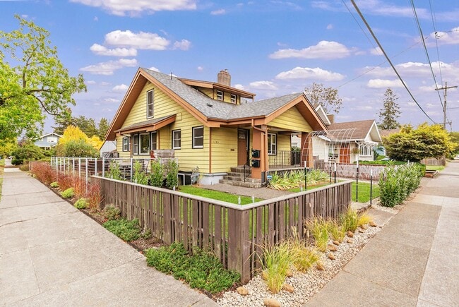 Building Photo - Classic Portland Bungalow