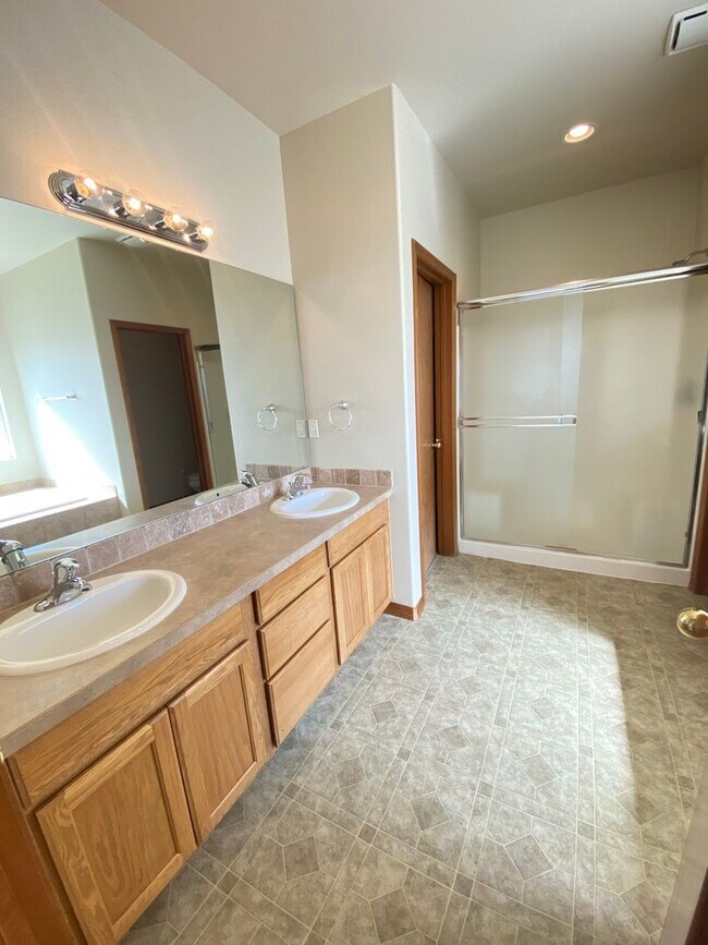 Building Photo - Luxury, One Level Living!