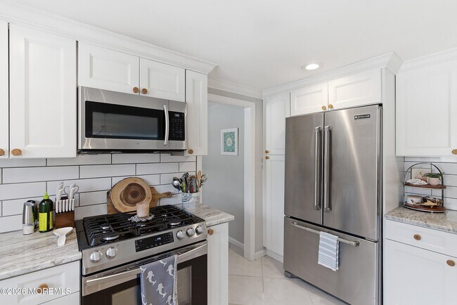 Building Photo - 616 Newport Ave