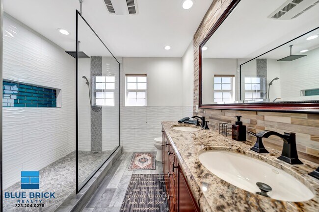 Building Photo - 5839 Vanalden Ave