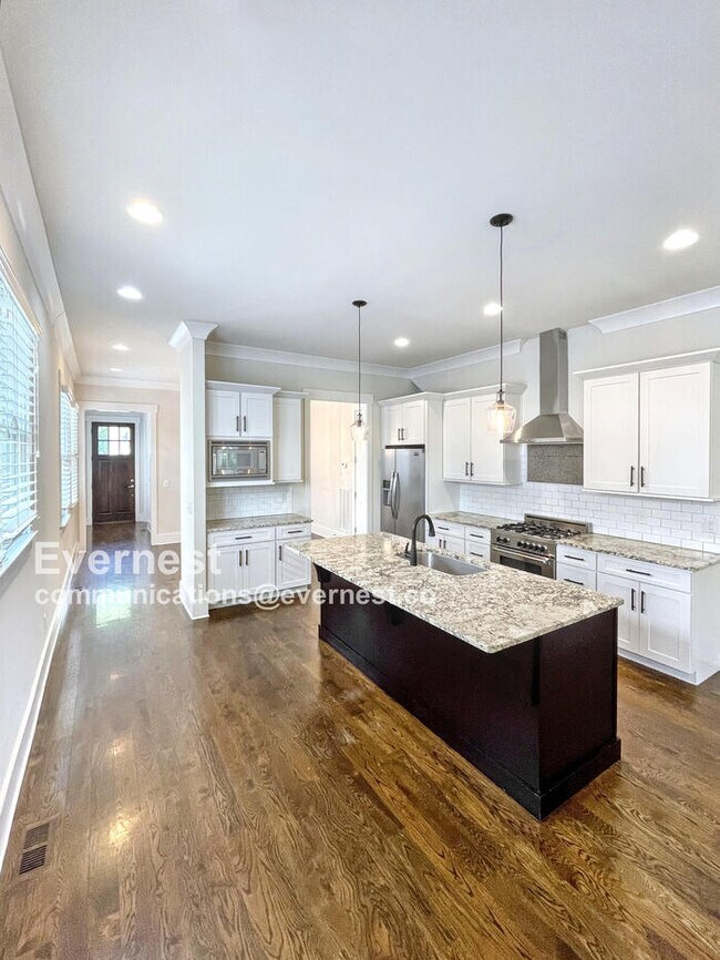 Building Photo - Spacious Town Home with Fenced Yard and Ample Parking