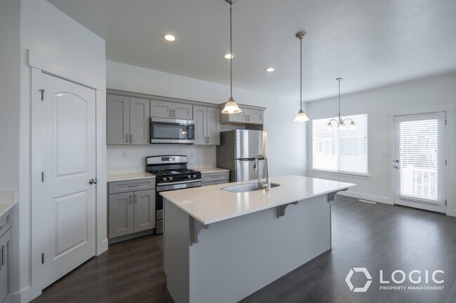 Building Photo - Stunning Townhome in Lehi!!