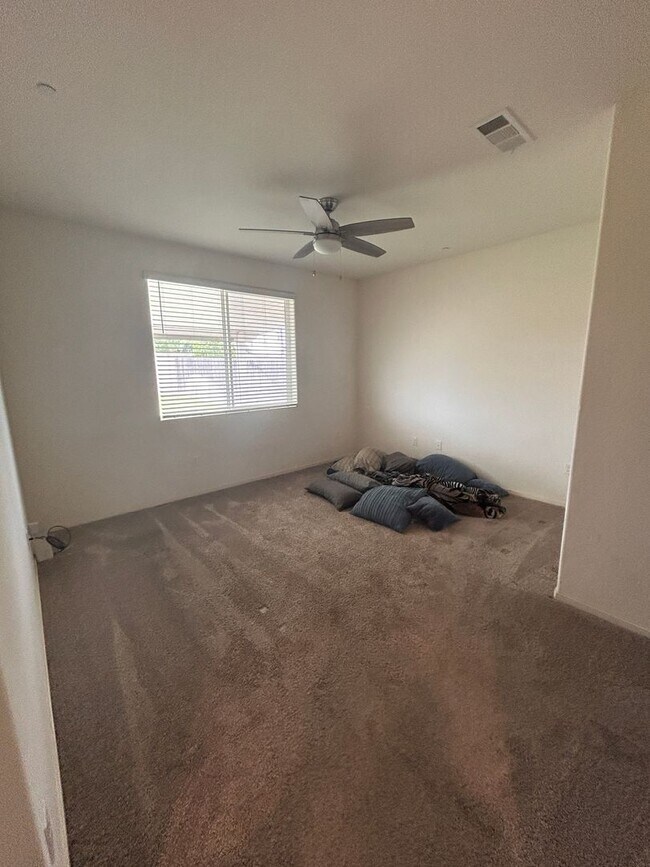 Building Photo - Don't miss this out 3 bedroom 2 bath with solar in Hanford!