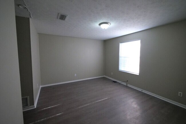 Building Photo - 2 BR / 1 BA Duplex on Atlas Road