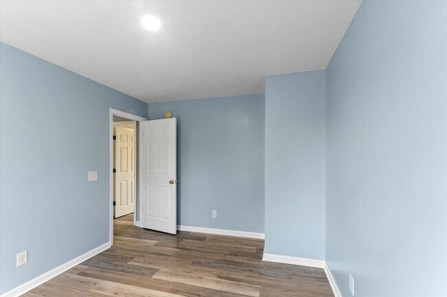 Building Photo - In Town Near The Bike Path