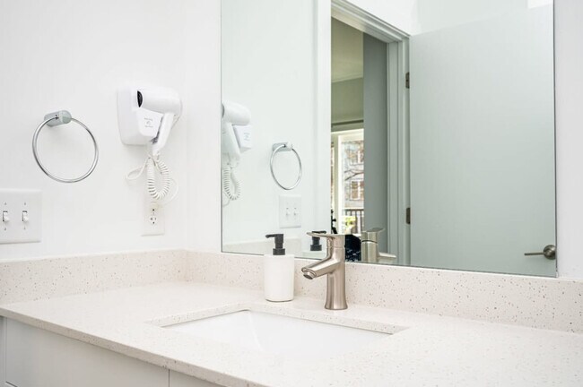 Building Photo - 542 Boulevard NE