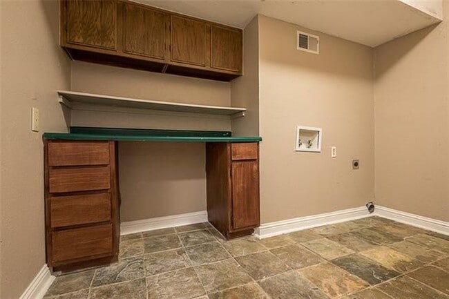 Building Photo - This Townhome is a true gem