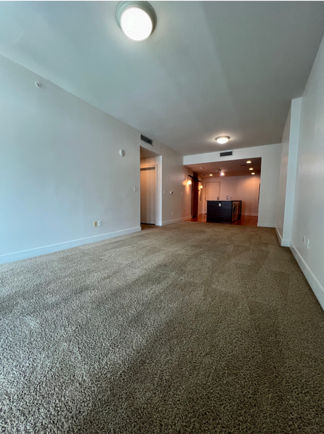 Building Photo - Freshly Painted Upscale 2/1 Condo in amazi...