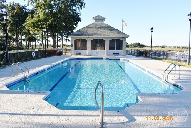 Building Photo - 10 Piper's Pond Ln