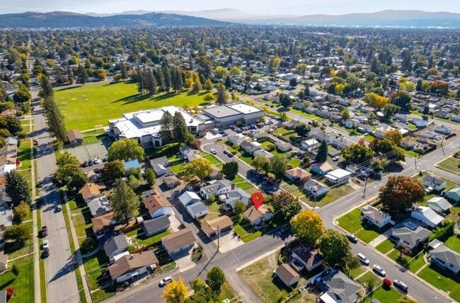 Building Photo - 603 E Columbia Ave