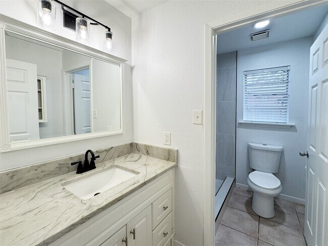 Building Photo - 918 Bolton Ct