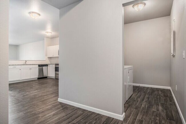 Building Photo - 15901 Cedar Dr