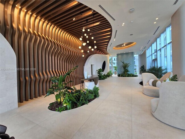 Building Photo - 700 NE 24th St