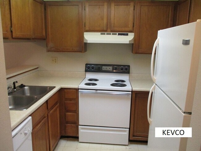 Building Photo - Second-Story Apartment Near Horsetooth!