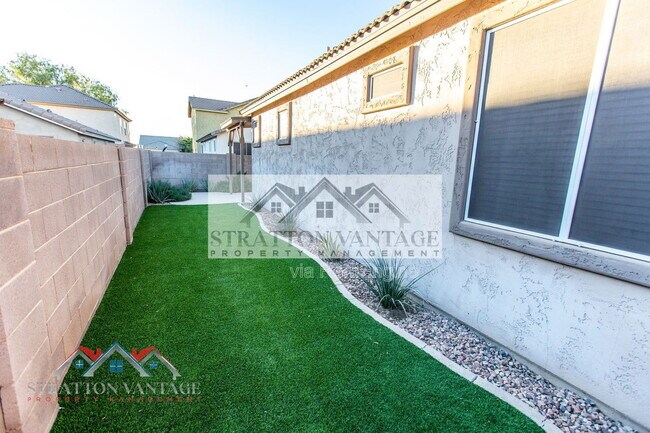 Building Photo - 1131 E Ferrara St