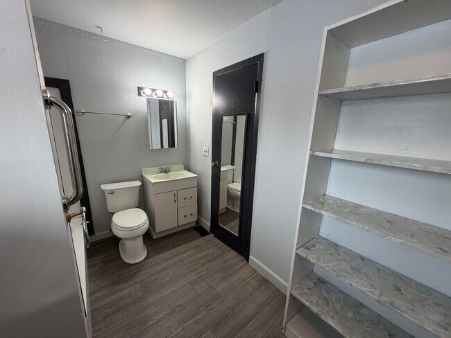 Building Photo - 1606 Glenview-