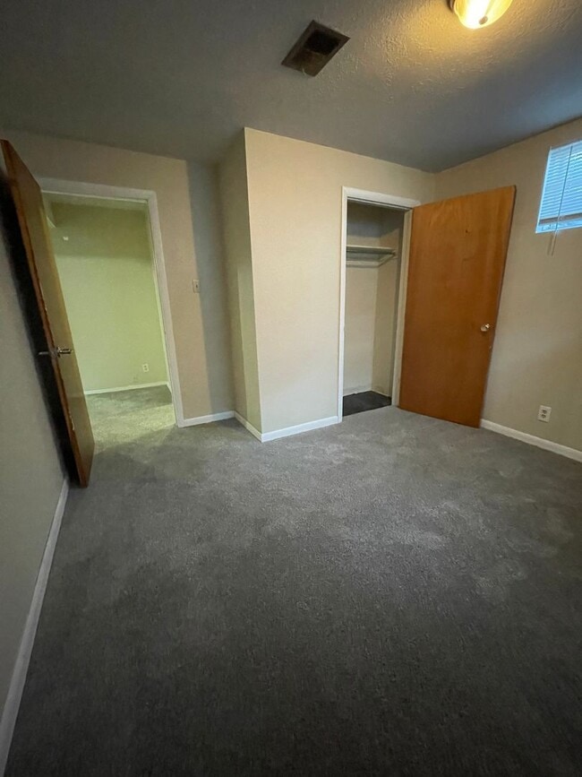 Building Photo - 4 Bed 2 Bath Ranch style Home Available Oc...