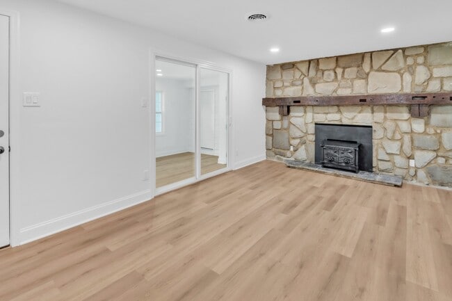 Building Photo - 211 Della Ln