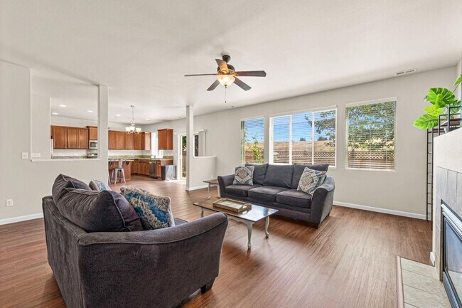 Building Photo - Fully Furnished 5-Bedroom Horizon Pointe H...