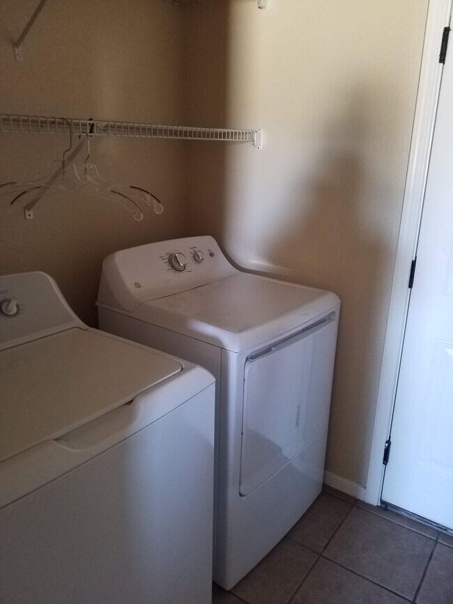 Building Photo - Spacious Family Home