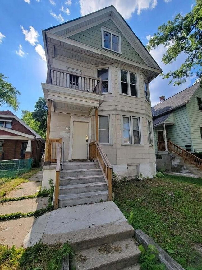 Building Photo - 2 Bedroom lower on the Southside.