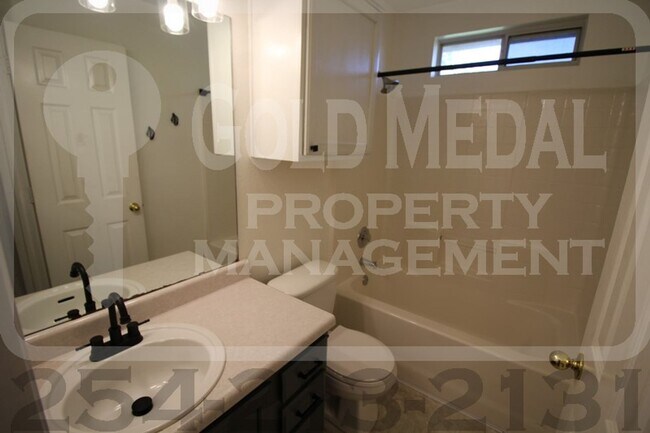 Building Photo - Beautiful 3-bed, 2-bath home now available...