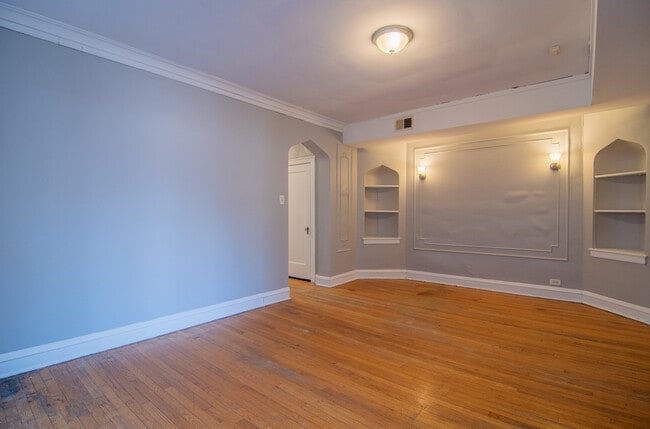 Building Photo - 7841 S Kingston Ave